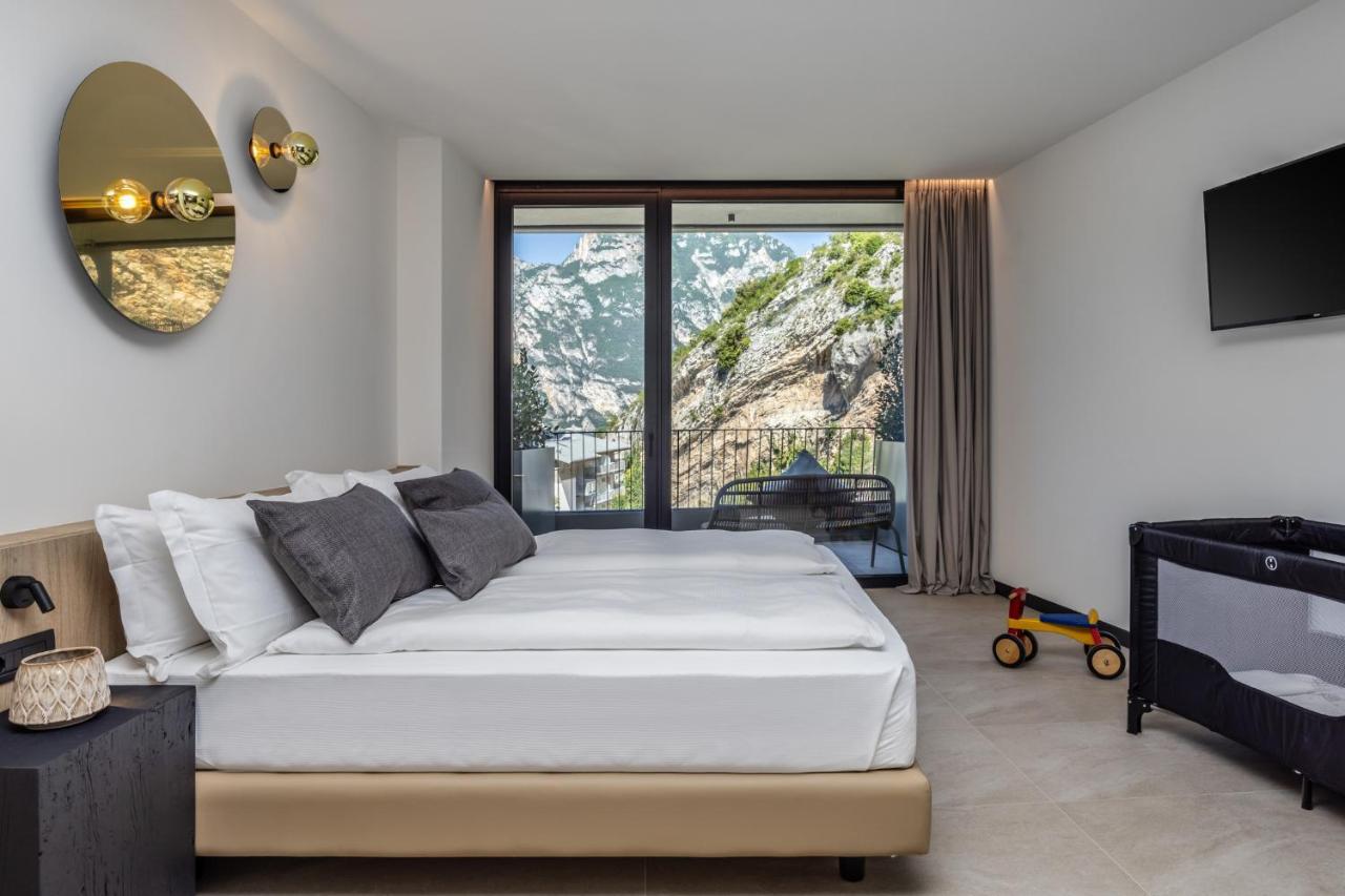 Zimmer mit Kingsize-Bett und Balkon